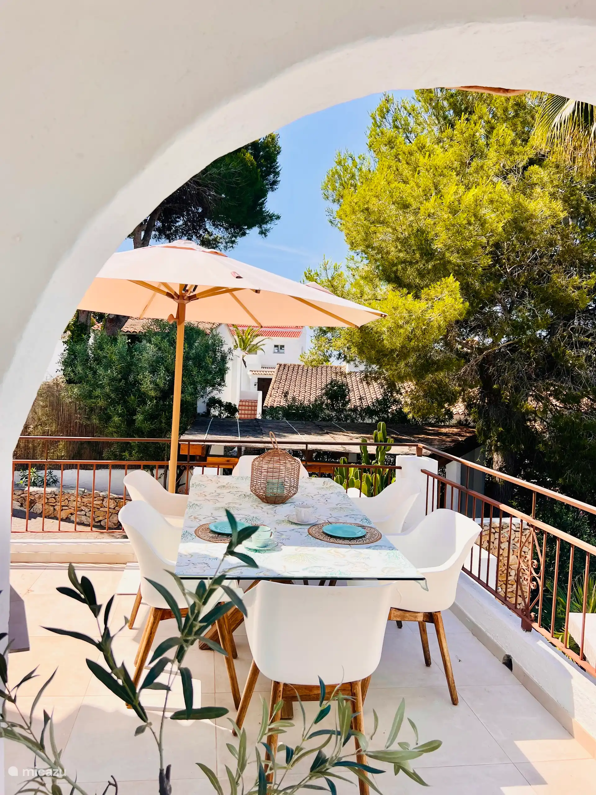 On this terrace you will see the first rays of sunshine in the morning. ??
