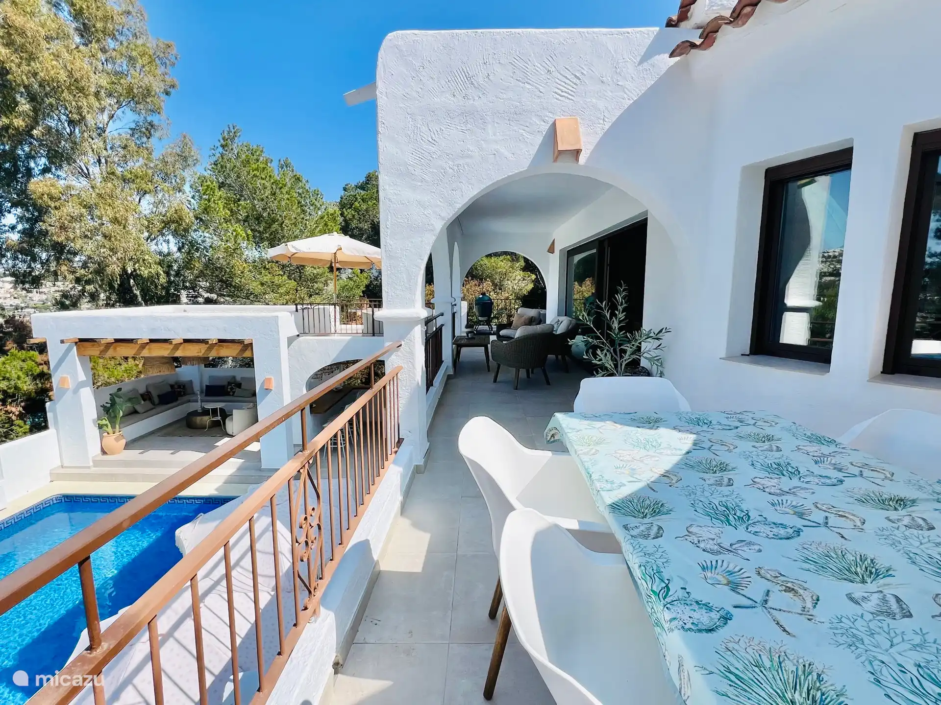 Het bovenste terras met zijn vele zitjes voor de hele familie. 