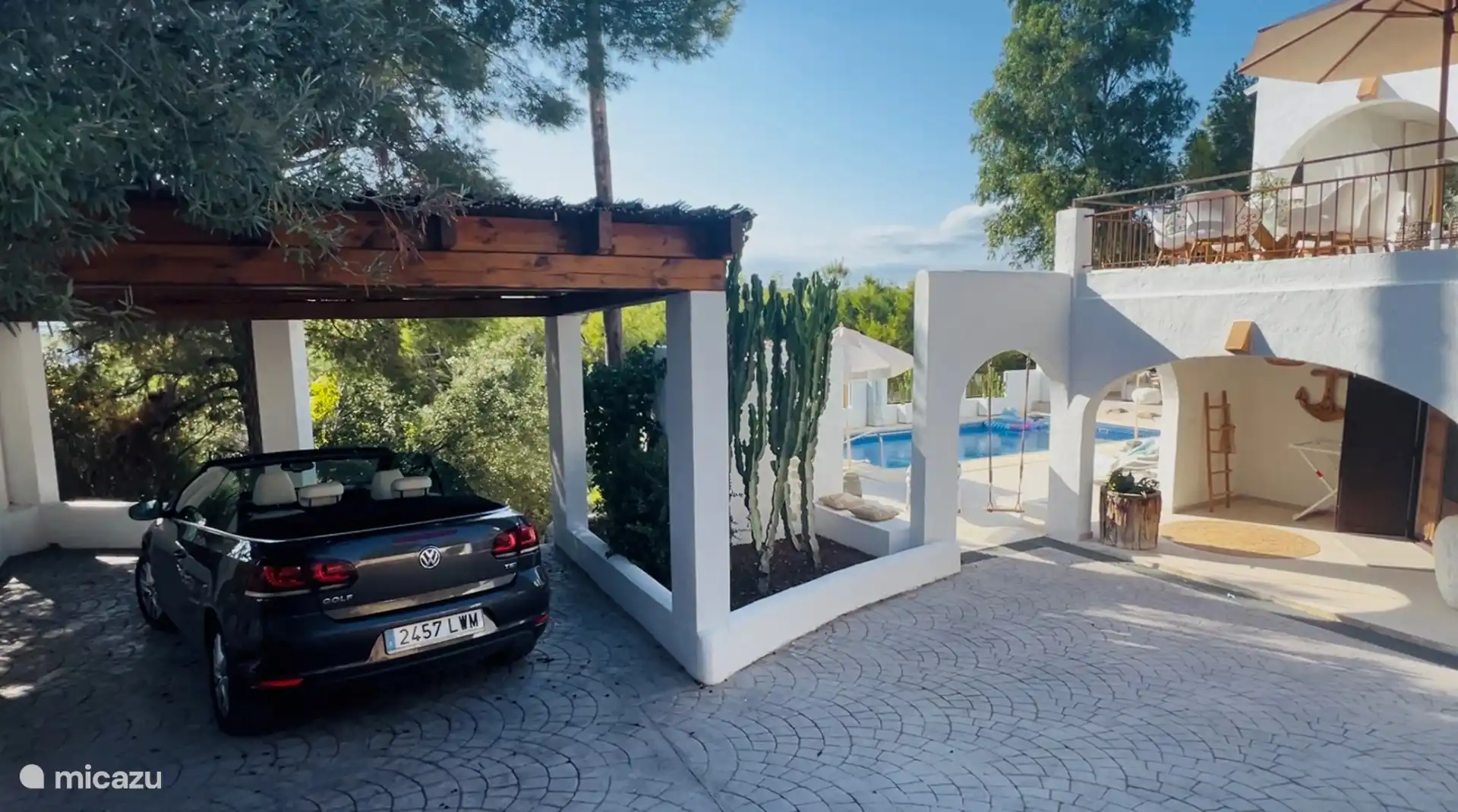 Een overdekte parkeerplaats voor de auto