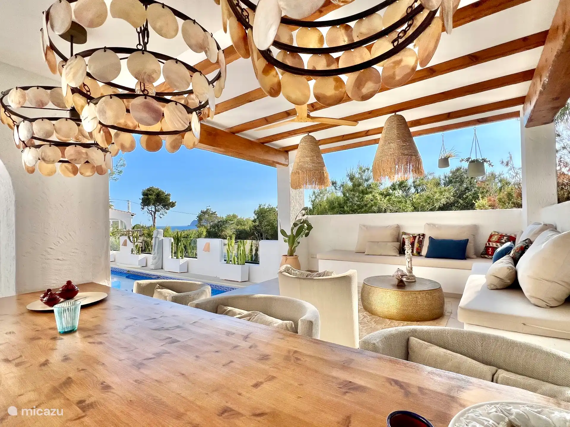 Ook vanuit deze overdekte lounge heb je uitzicht op de zee. 