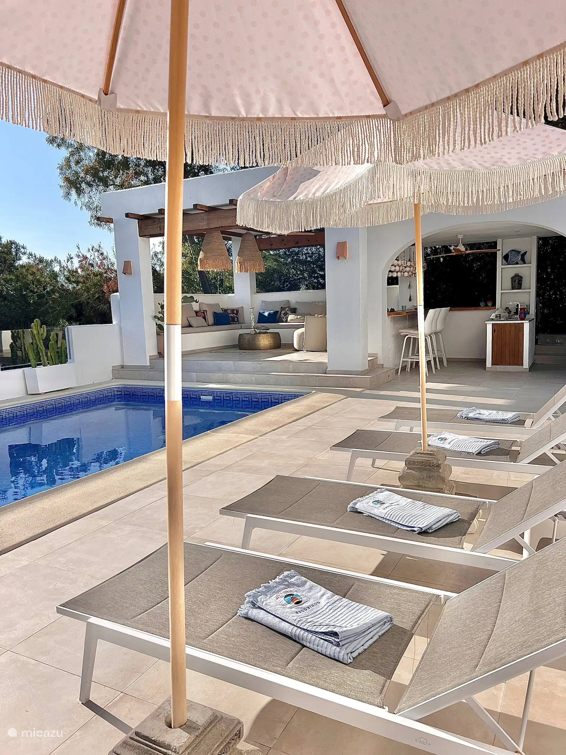 Heerlijk zonnebaden aan het zwembad