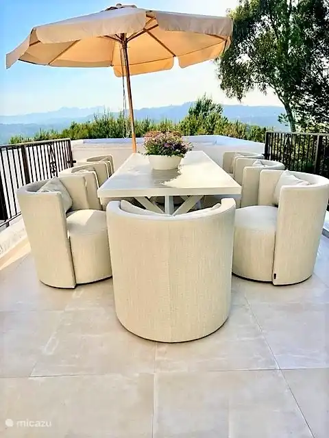 Lovely lounge armchairs for a nice long dinner....