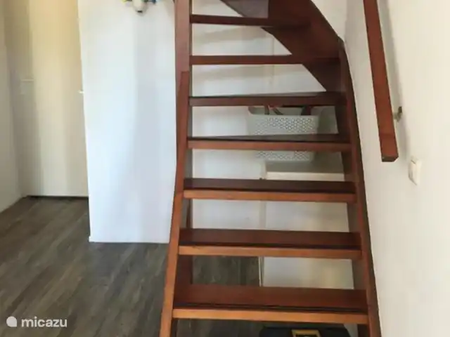 Location de Vacances Pays-Bas, Overijssel, Wanneperveen, appartement - Appartement avec vue sur le lac Giethoorn escalier vers l'étage supérieur