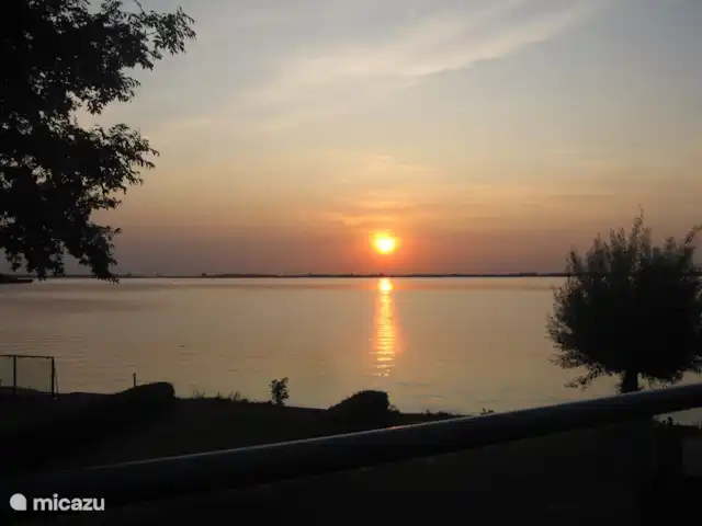 Location de Vacances Pays-Bas, Overijssel, Wanneperveen, appartement - Appartement avec vue sur le lac Giethoorn Coucher de soleil depuis le balcon