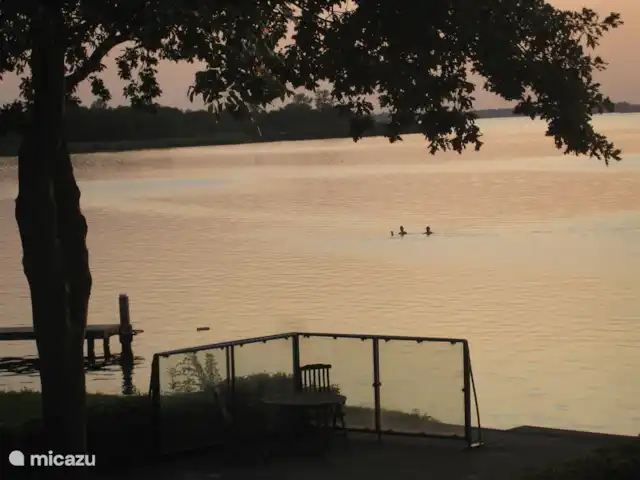 Location de Vacances Pays-Bas, Overijssel, Wanneperveen, appartement - Appartement avec vue sur le lac Giethoorn Vue du soir depuis le balcon