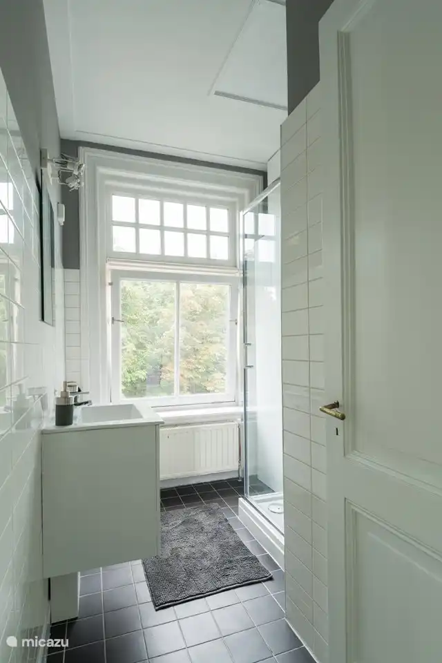 Badezimmer mit Dusche und Waschmaschine / Trockner