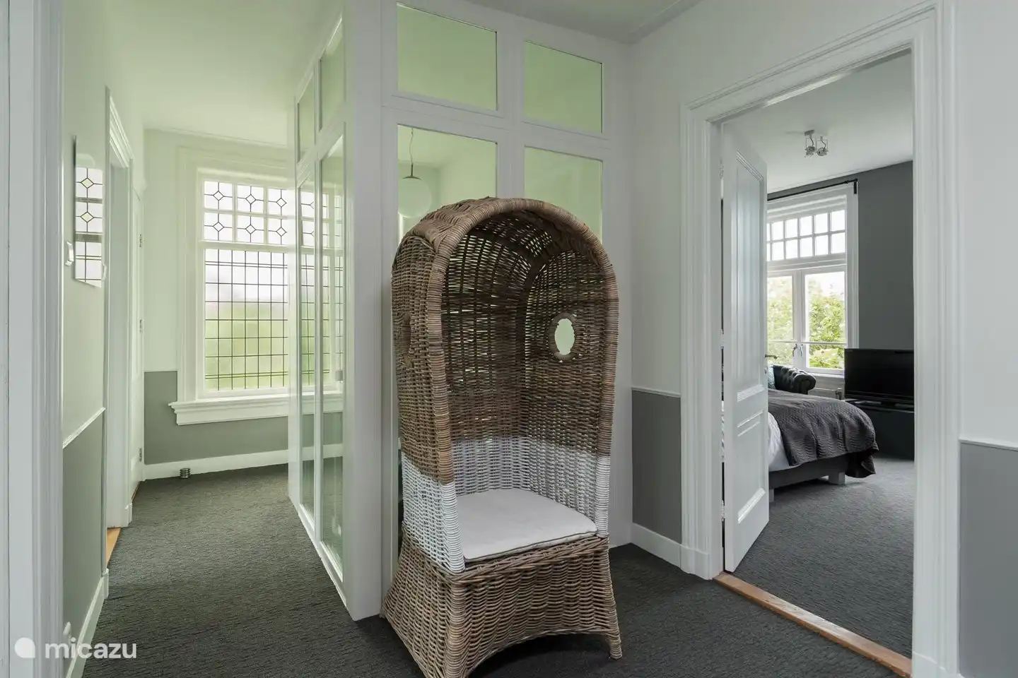 Geschlossener privater Eingang über die zentrale Treppe