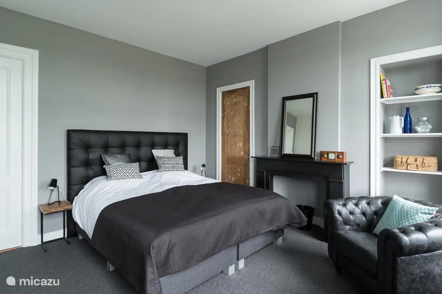 Großes Schlafzimmer mit Doppelbett