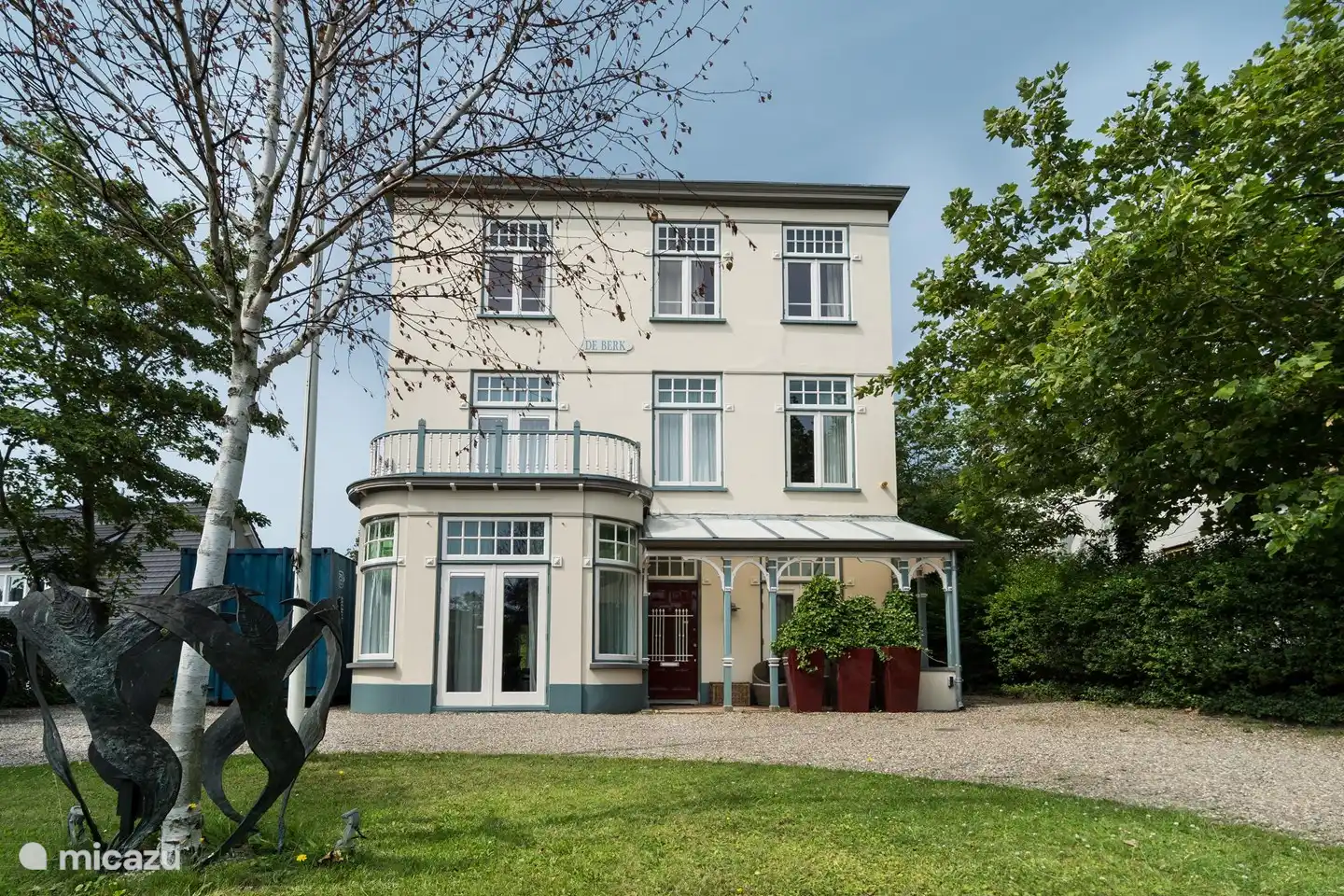 Parkmöglichkeit für 1 Auto unserer Gäste. Der Garten ist mit einem automatischen Tor geschlossen.