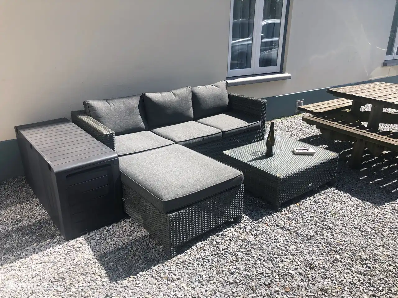 Loungesofa und Picknicktisch für unsere Gäste