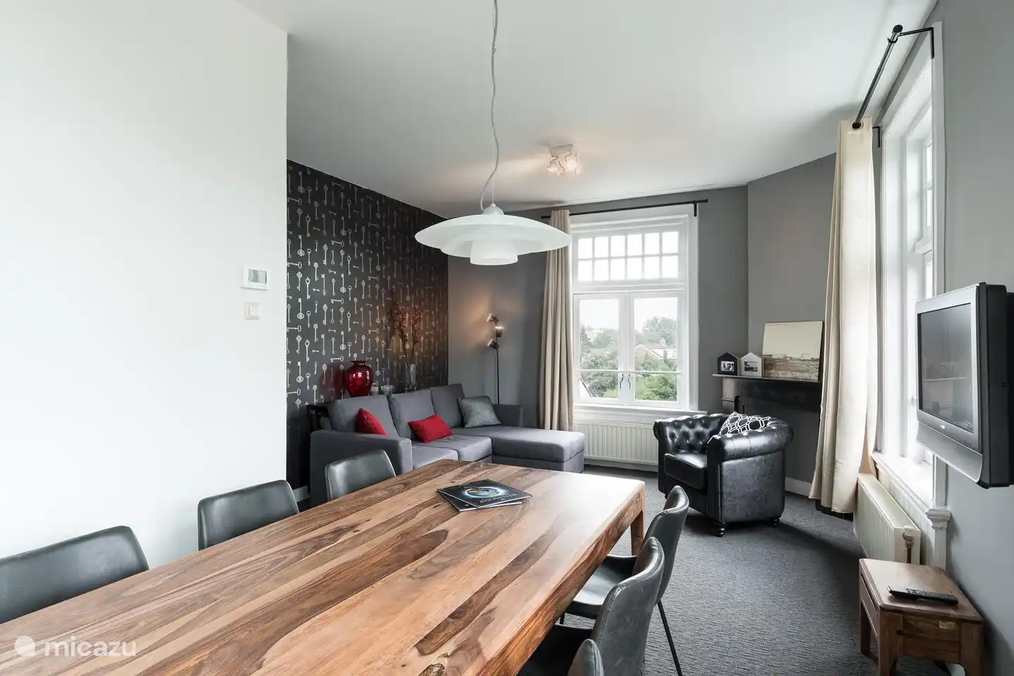 Gemütliches Wohnzimmer mit Doppelschlafsofa. TV mit vielen Kanälen