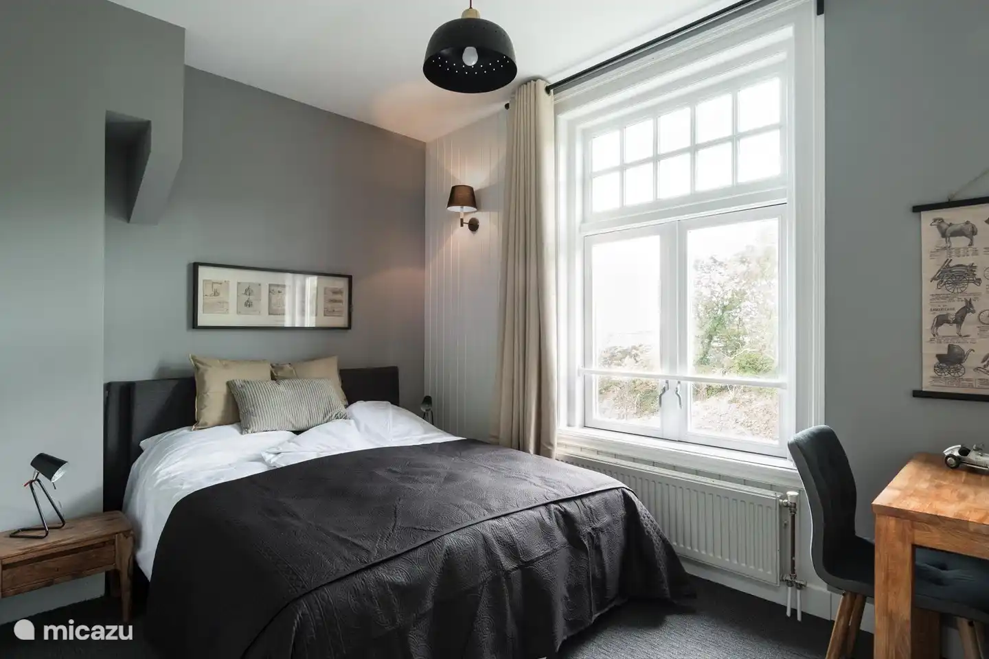 Schlafzimmer mit Doppelbett