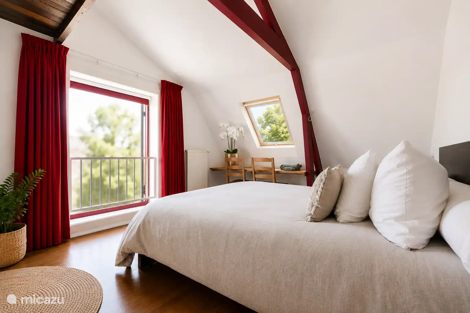 Geniet van een heerlijke nachtrust in onze comfortabele slaapkamers.