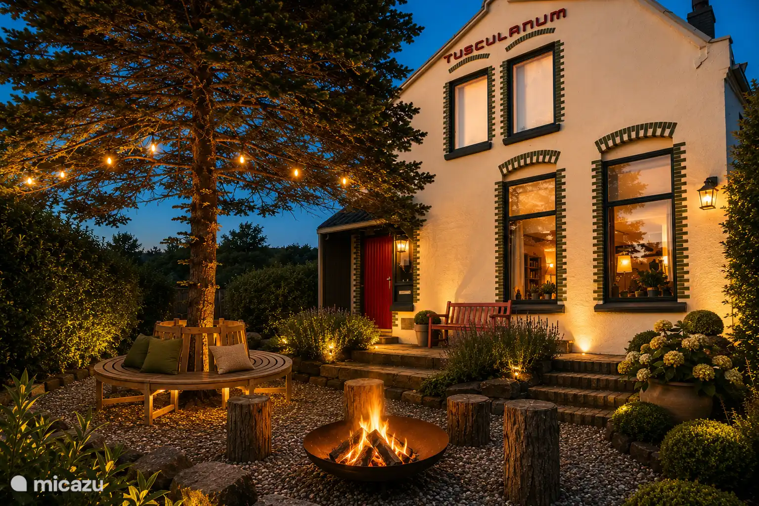Sluit de dag af rond het vuur onder de sterrenhemel. Ontspan onder de verlichte boom, geniet van warme zomeravonden en kom tot rust in de vredige tuin van Tusculanum na een dagje strand.