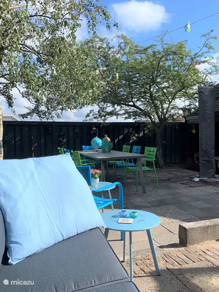 Garden with dining table and lots of privacy