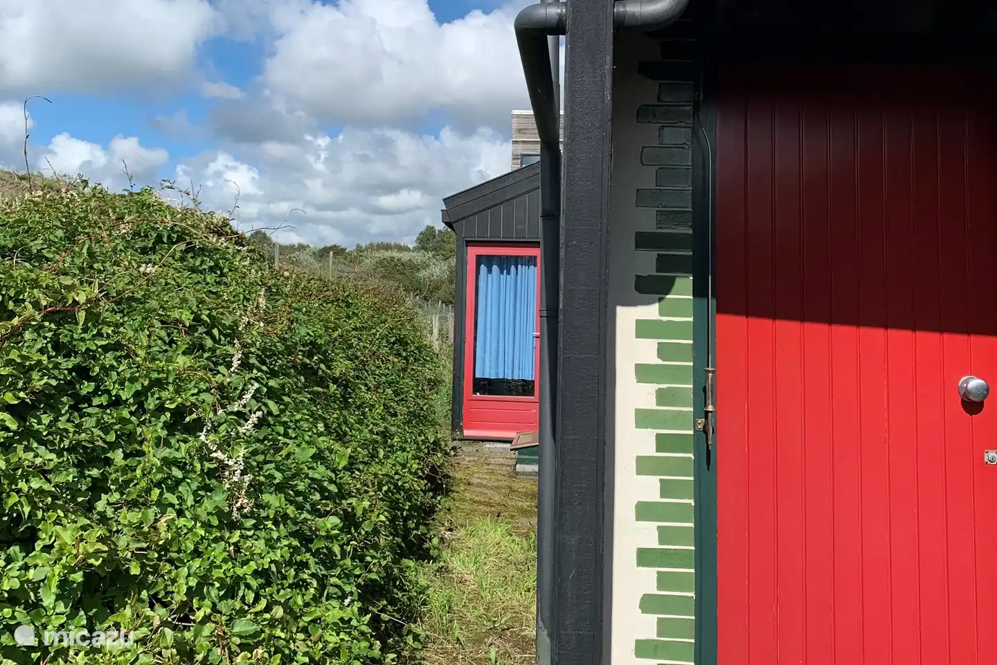 Side of the house, directly on the dunes