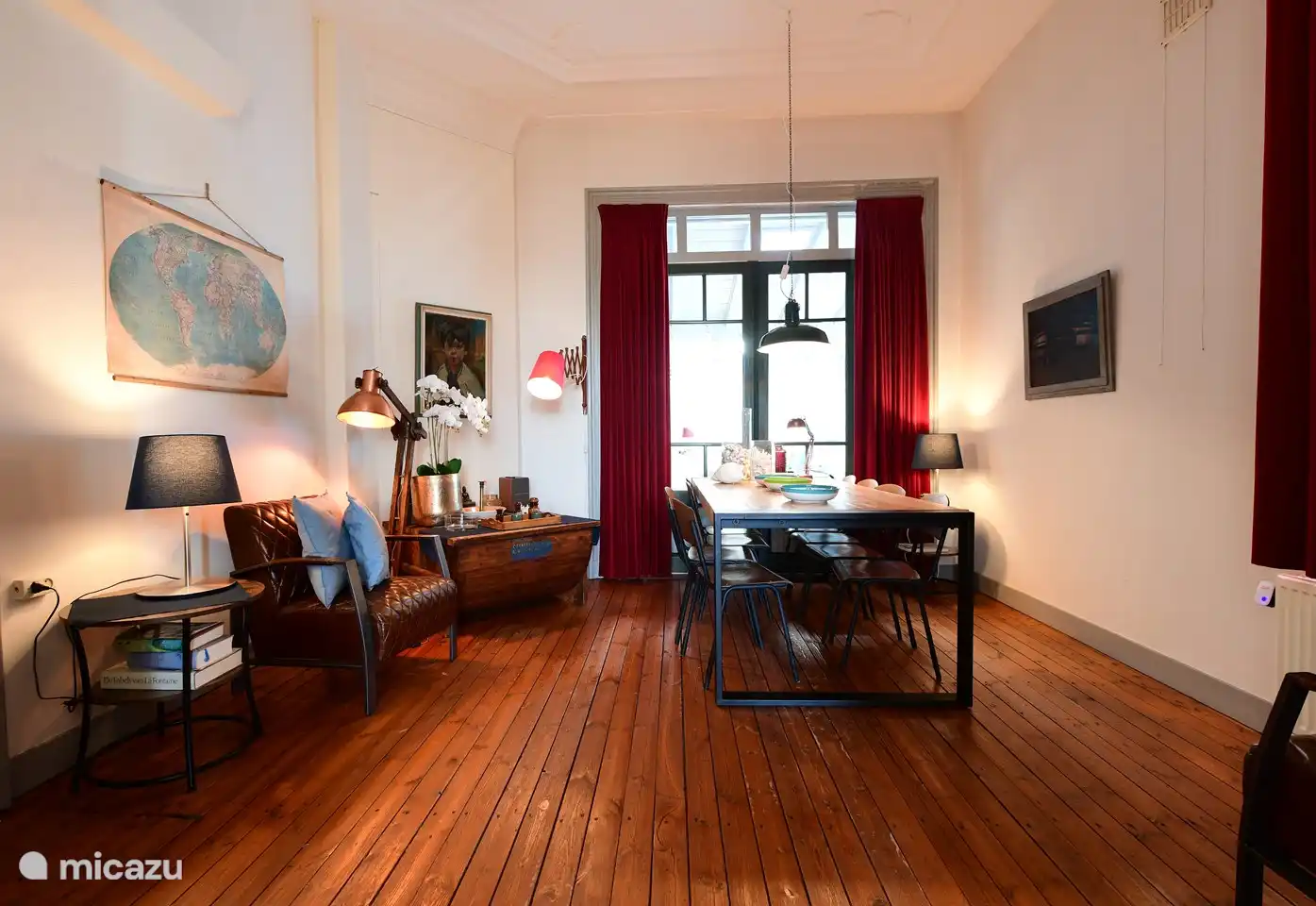 Dining room with reading area