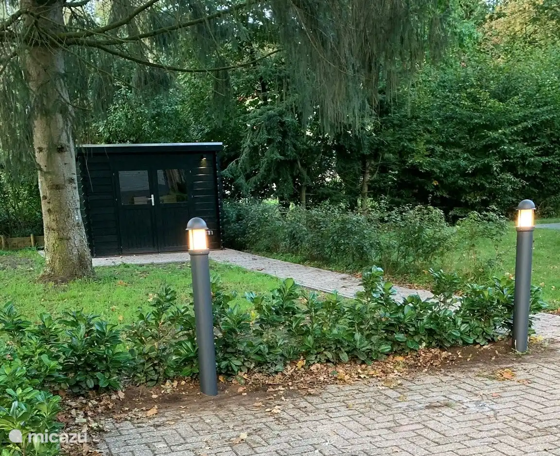 Cobertizo para bicicletas con punto de recarga disponible.