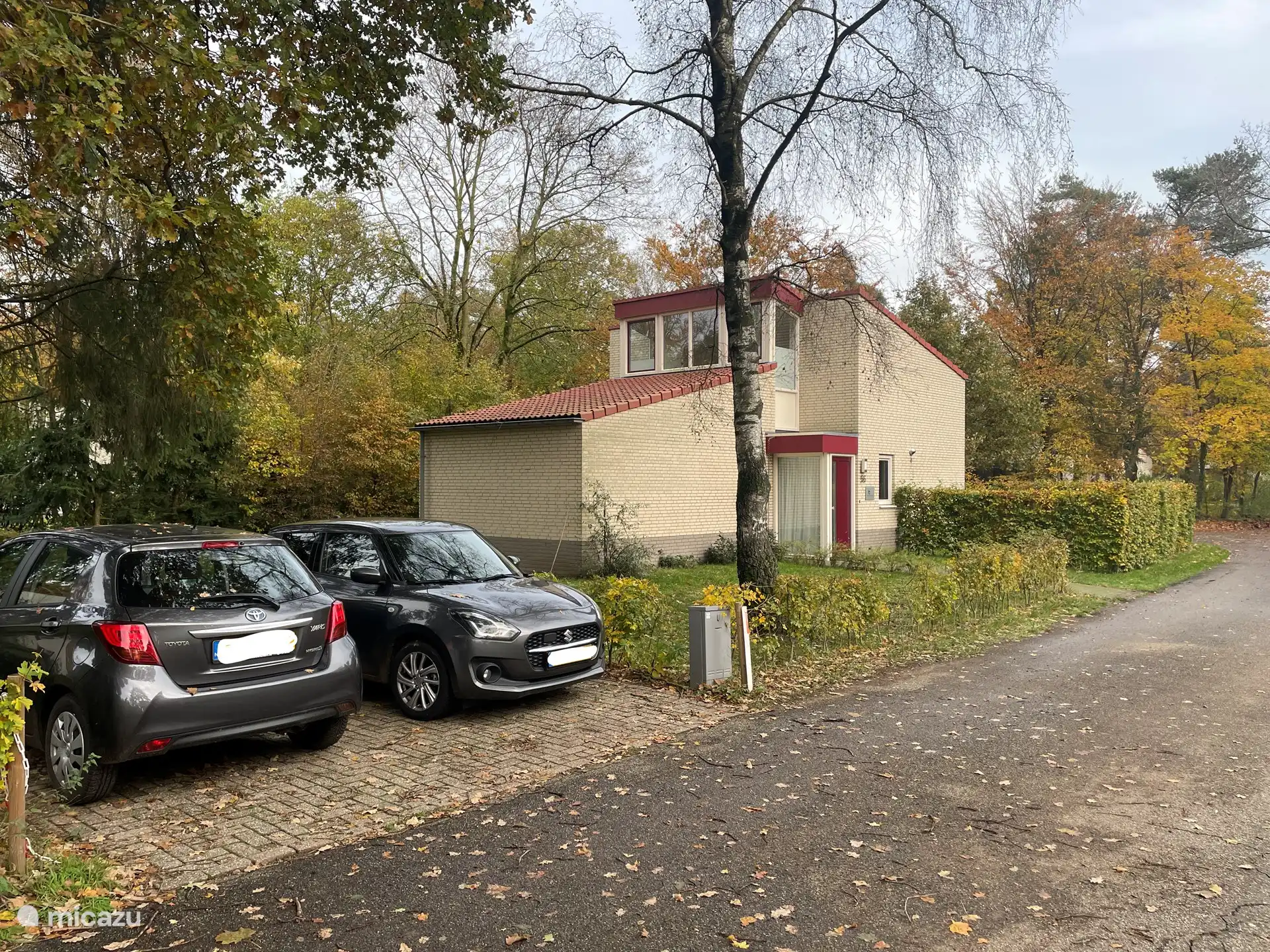 Vista de la casa de vacaciones con 2 plazas de aparcamiento.