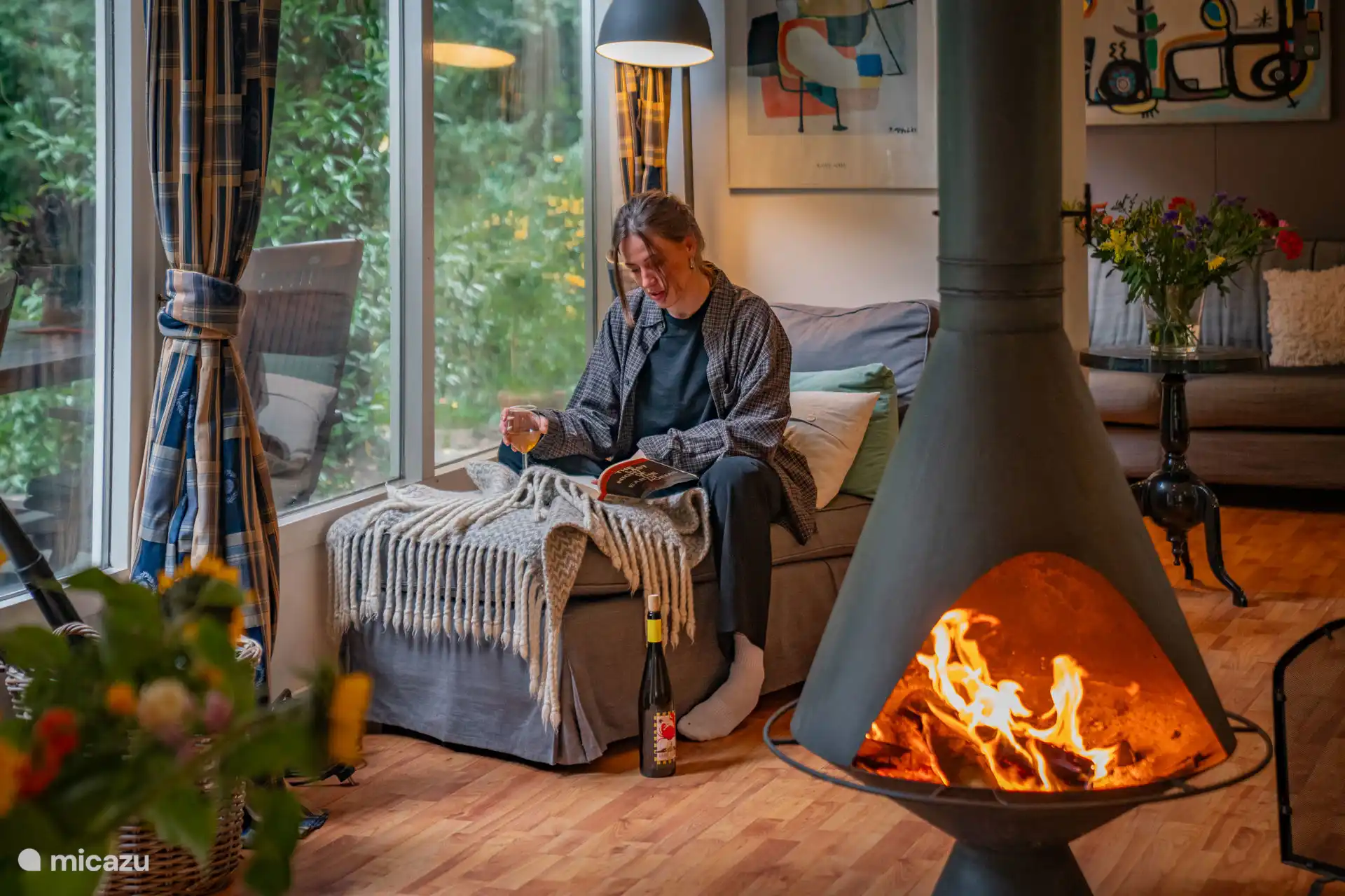 Fauteuil devant la fenêtre donnant sur le jardin