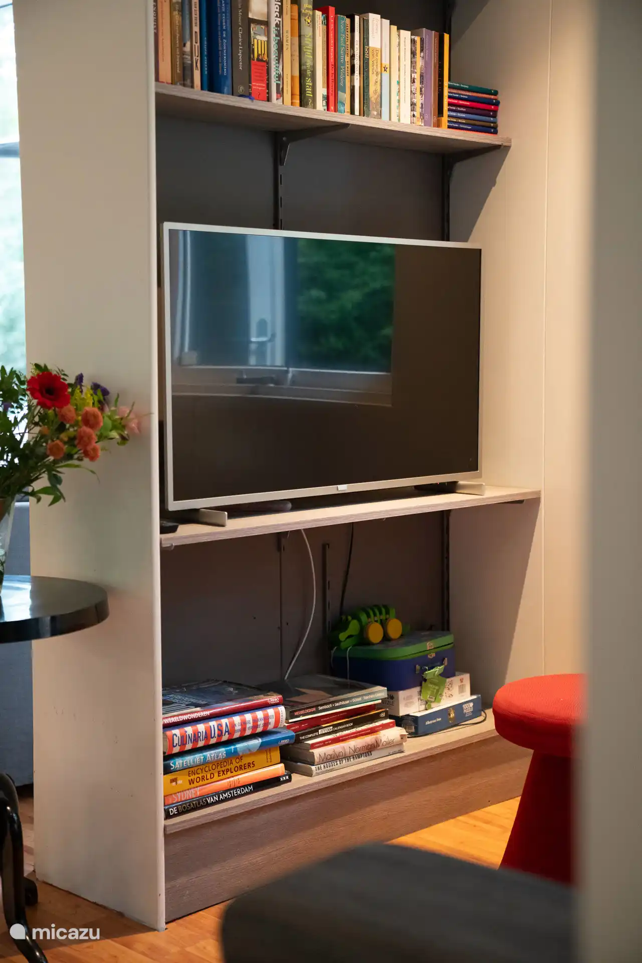 Coin télévision avec livres, jeux et jouets