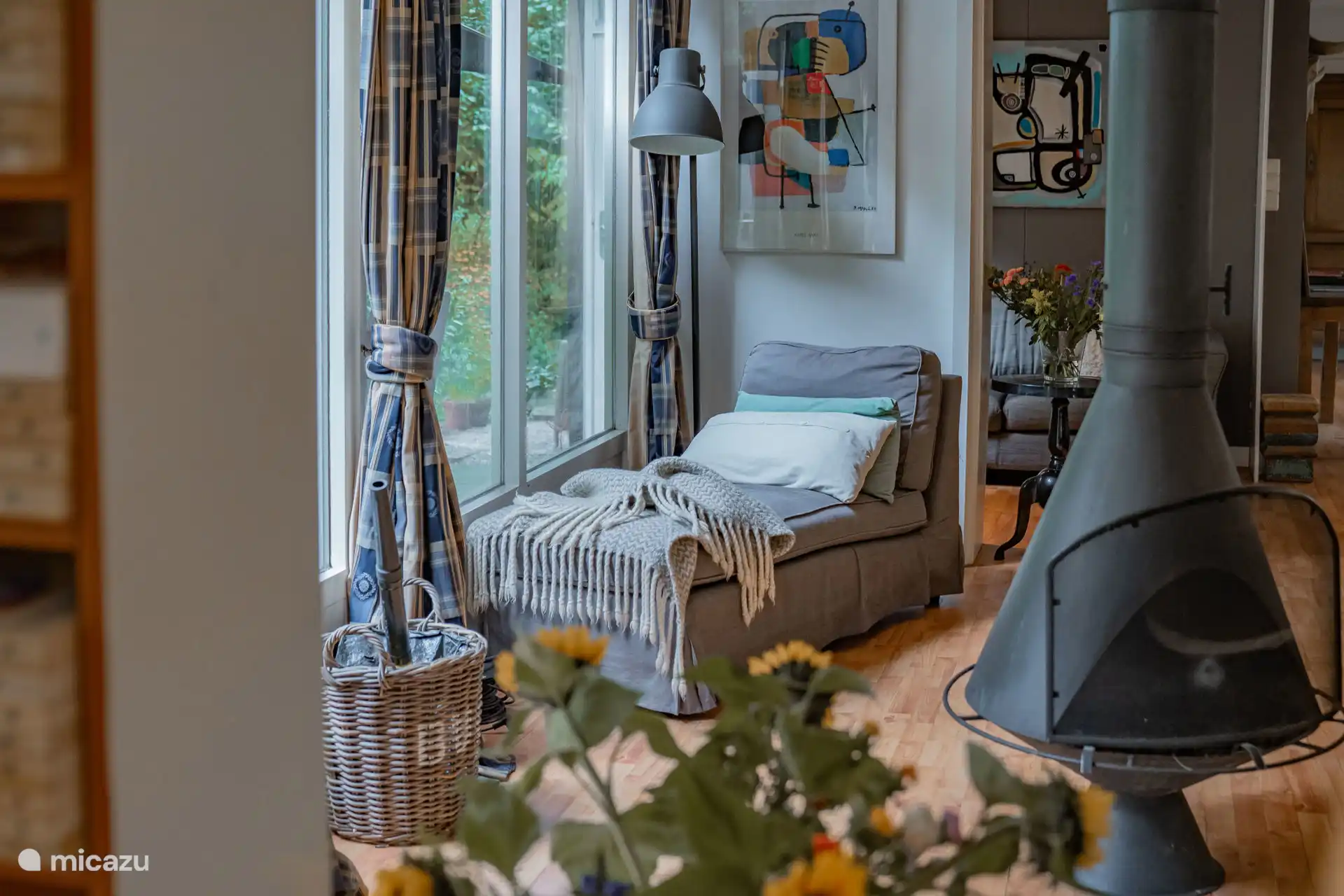 Fauteuil devant la fenêtre donnant sur le jardin