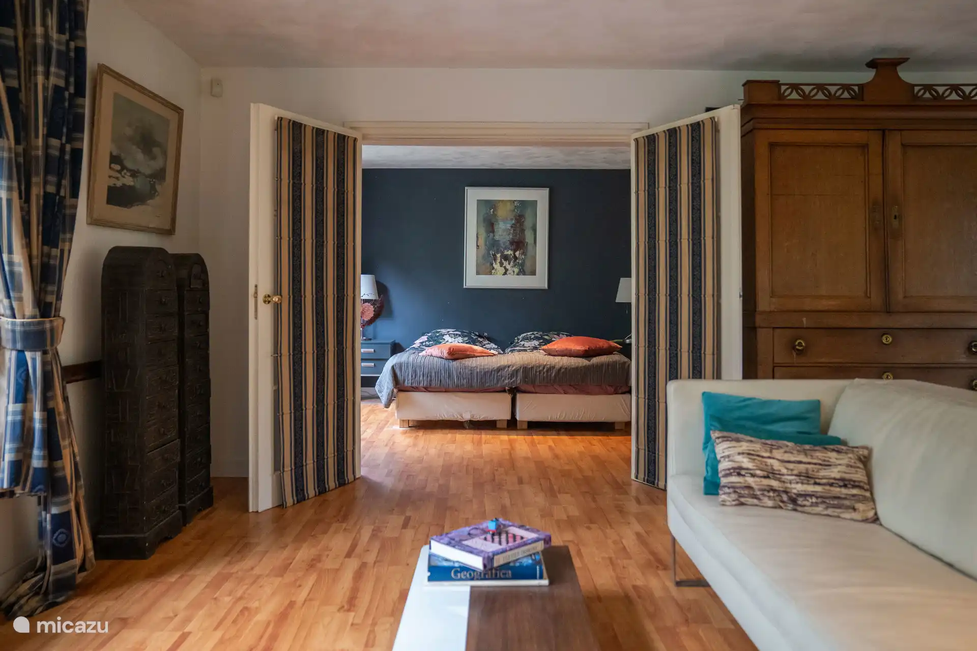 Deux portes-fenêtres menant à la première chambre au rez-de-chaussée