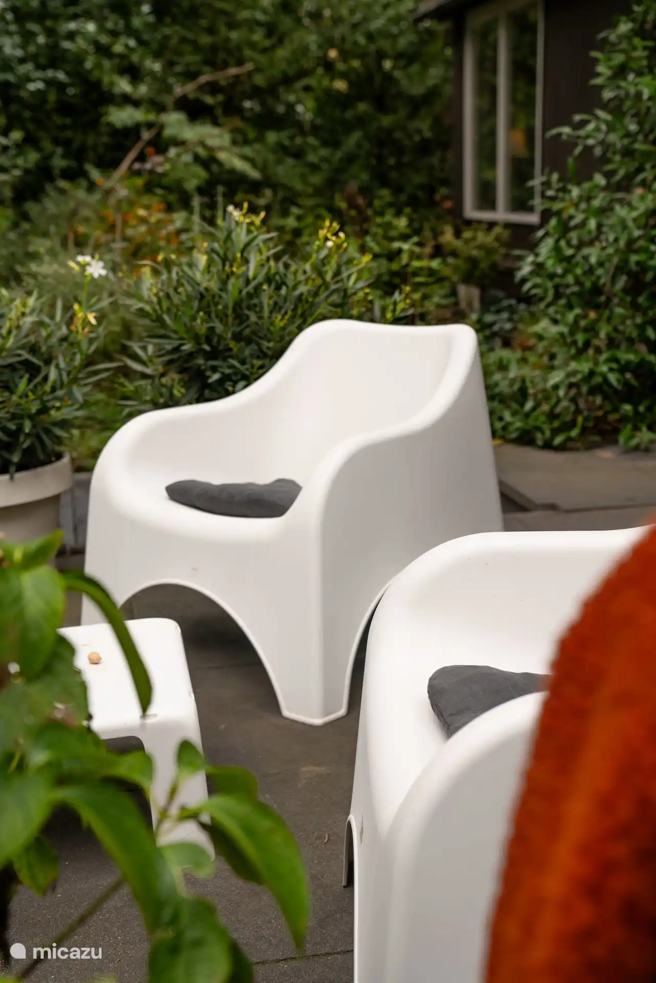 De belles places sur la terrasse à l’arrière de la salle