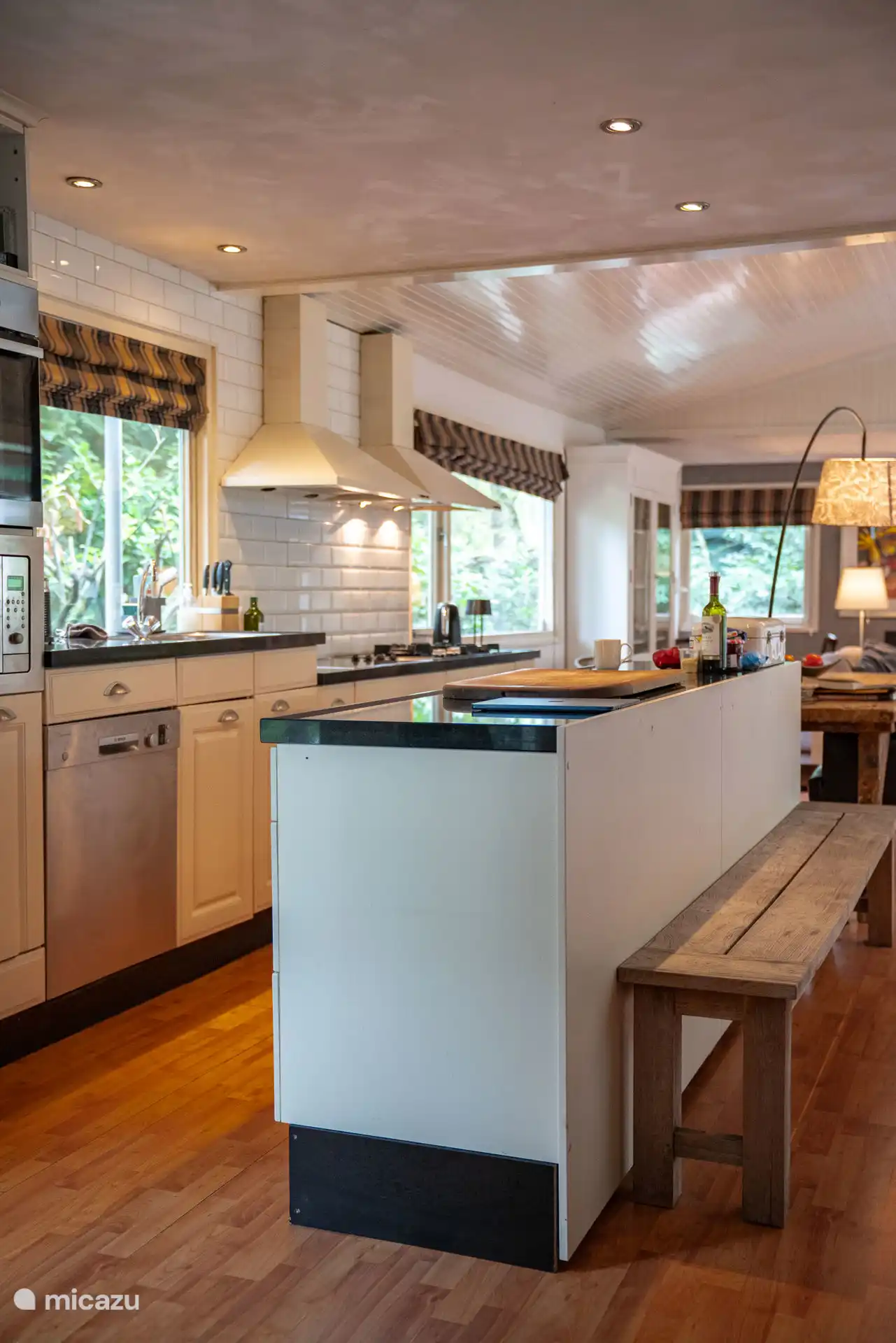 Le salon avec cuisine ouverte et îlot de cuisine