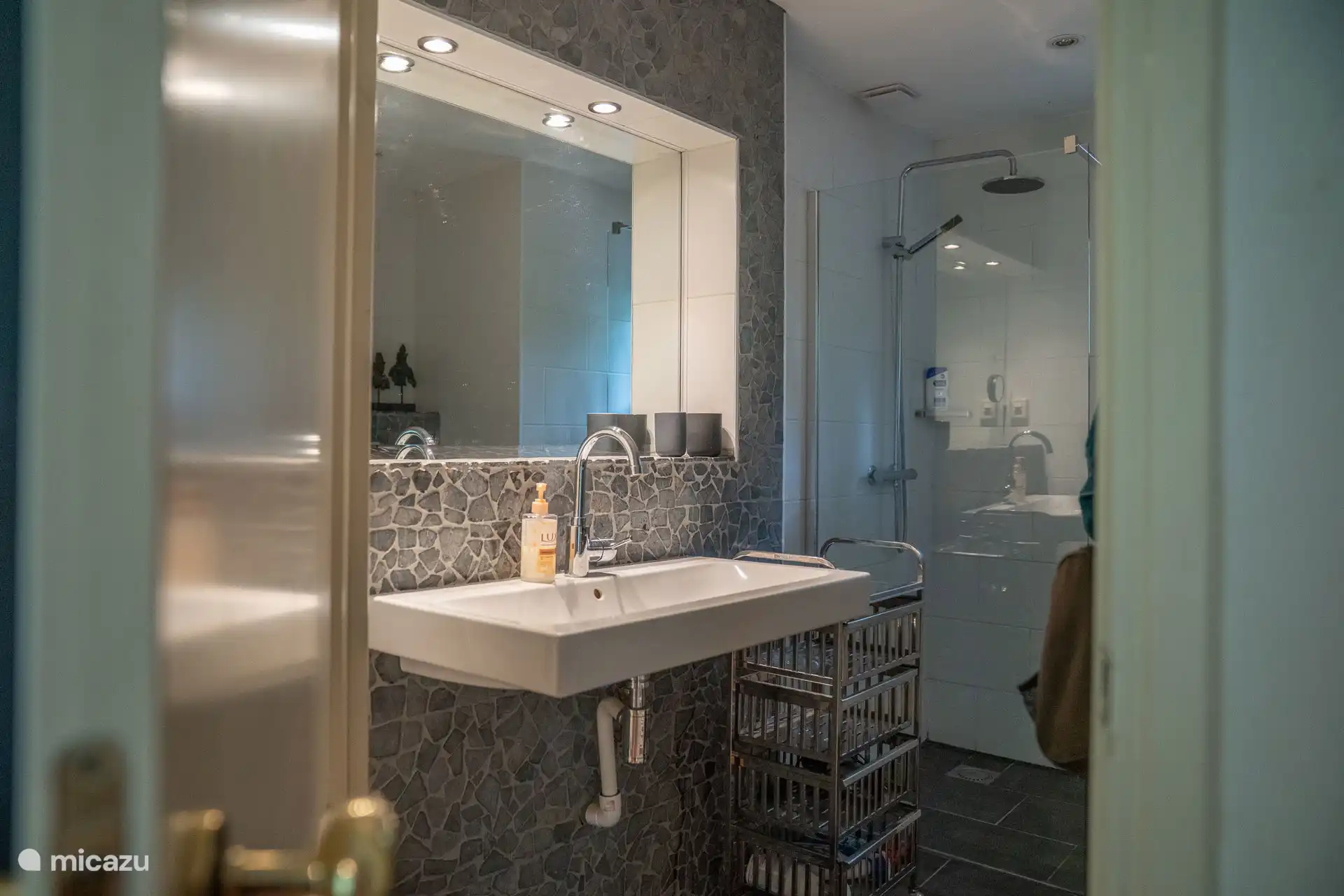 Salle de bain avec douche à l’italienne adjacente à la première chambre