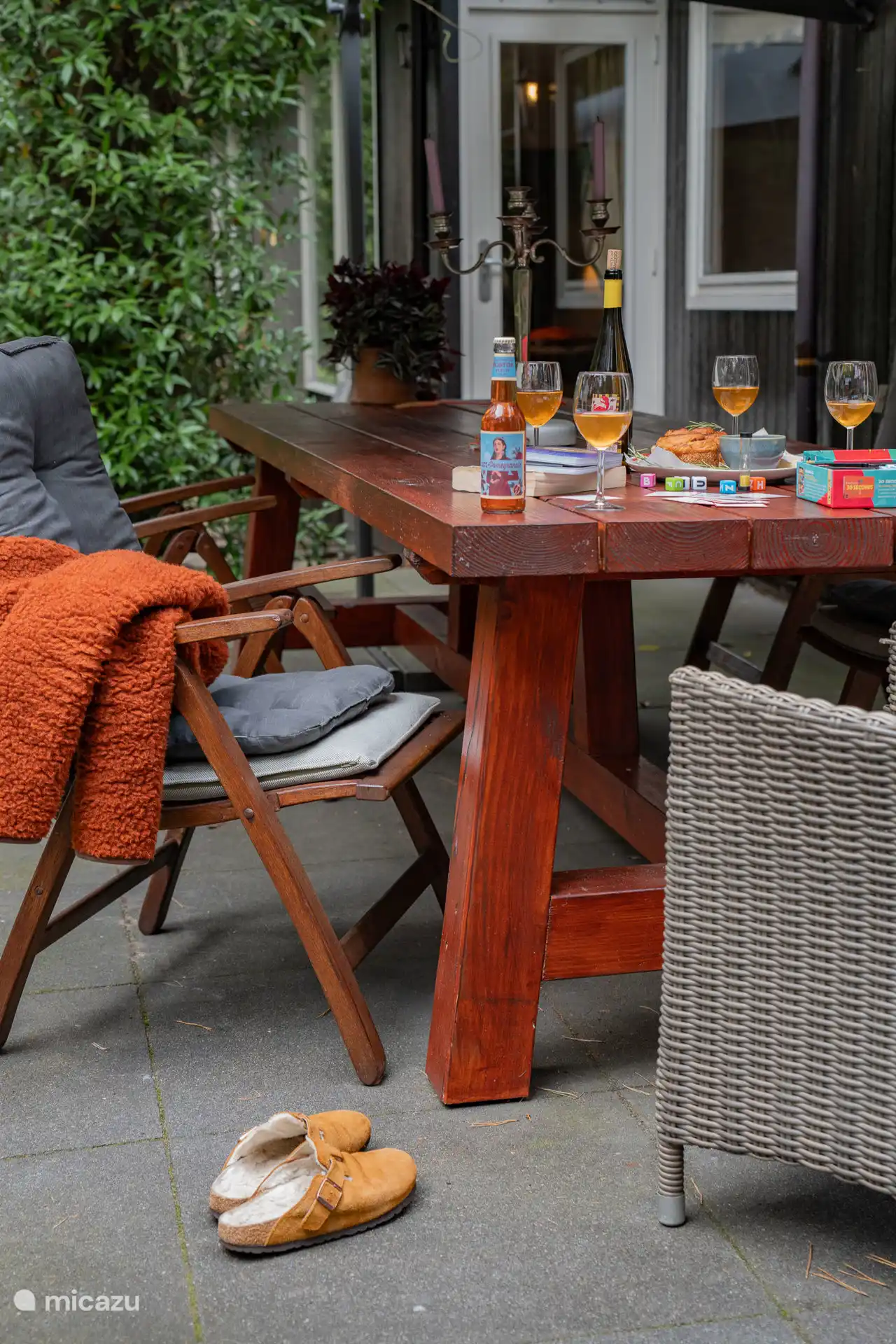 La table de jardin est sous un parasol sur la terrasse. C’est l’heure d’un match ?
