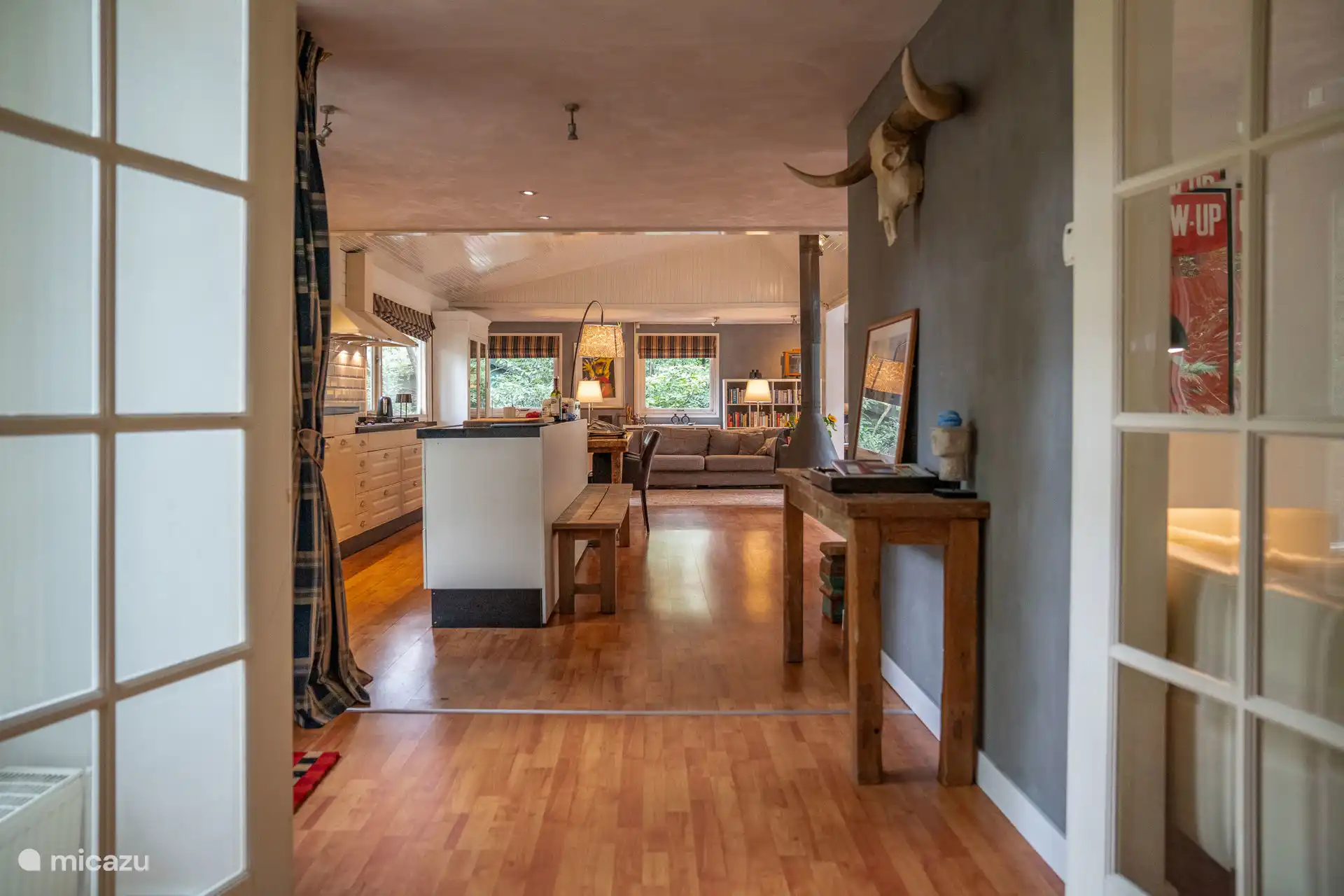 Vue de la pièce intermédiaire vers le salon et la cuisine
