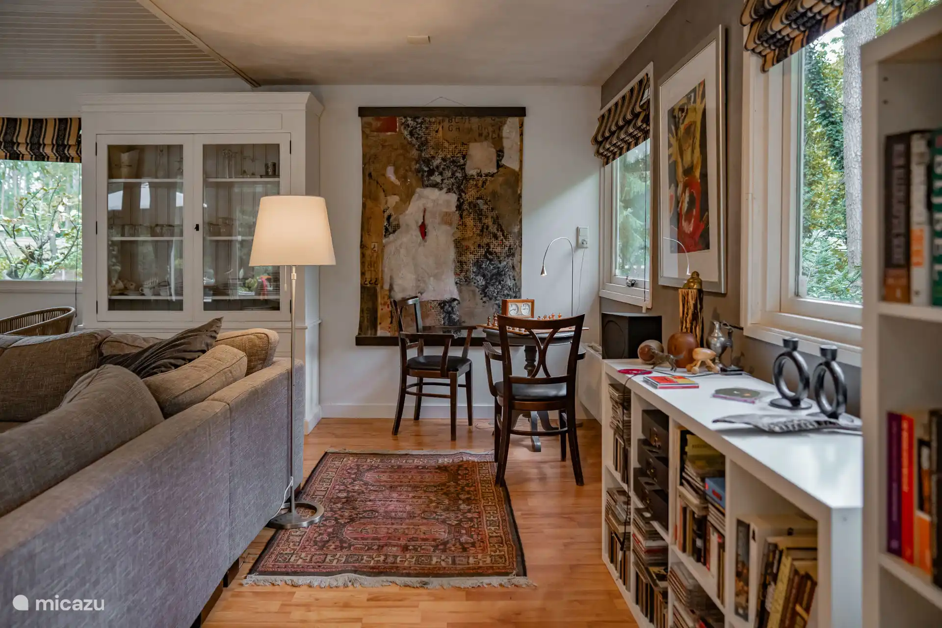 Au fond du salon, avec des livres, des CD et un joli système stéréo