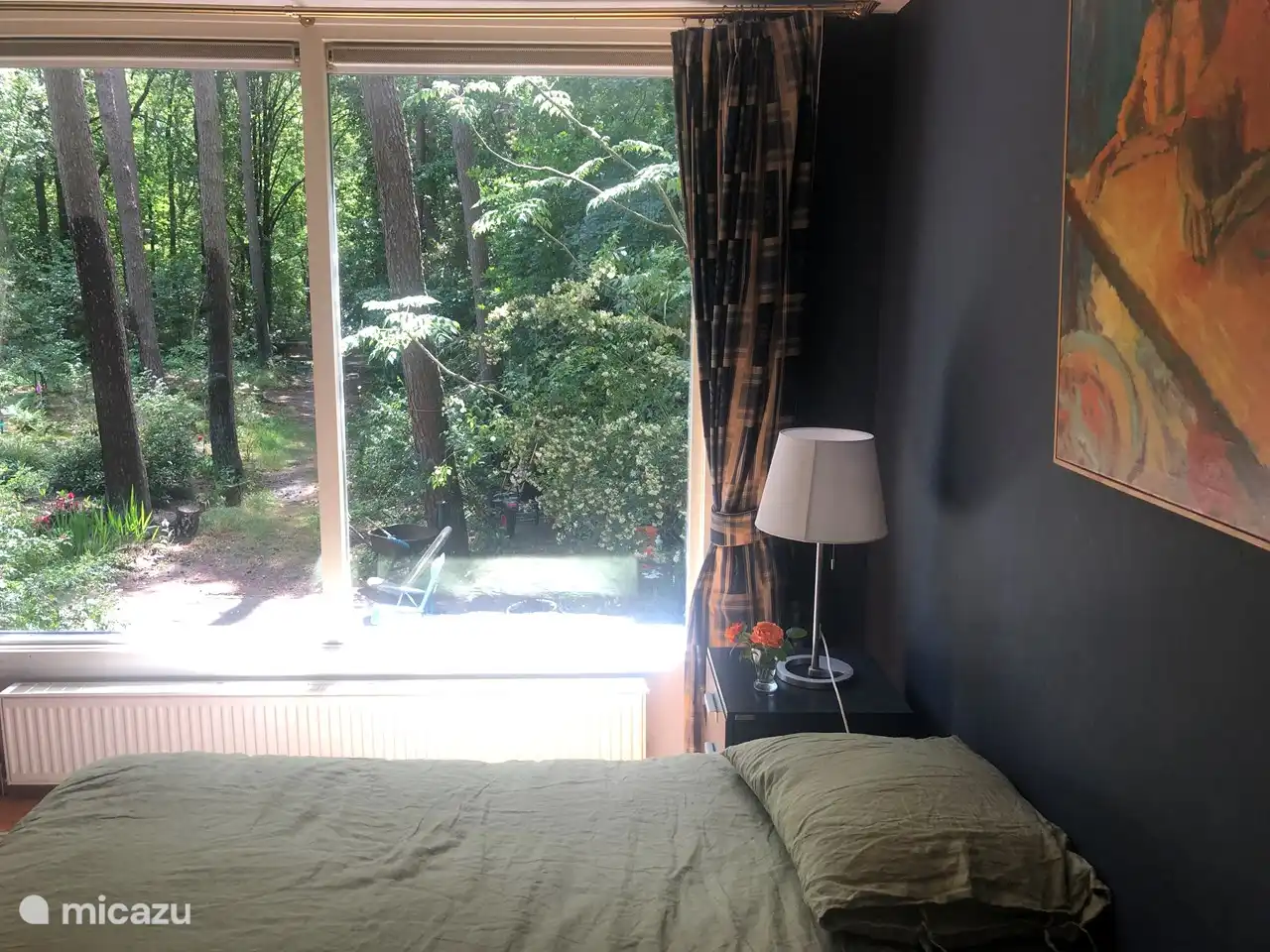 Uitzicht op de tuin vanuit de slaapkamer