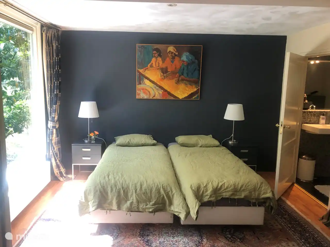 Ruime slaapkamer met inloopkast