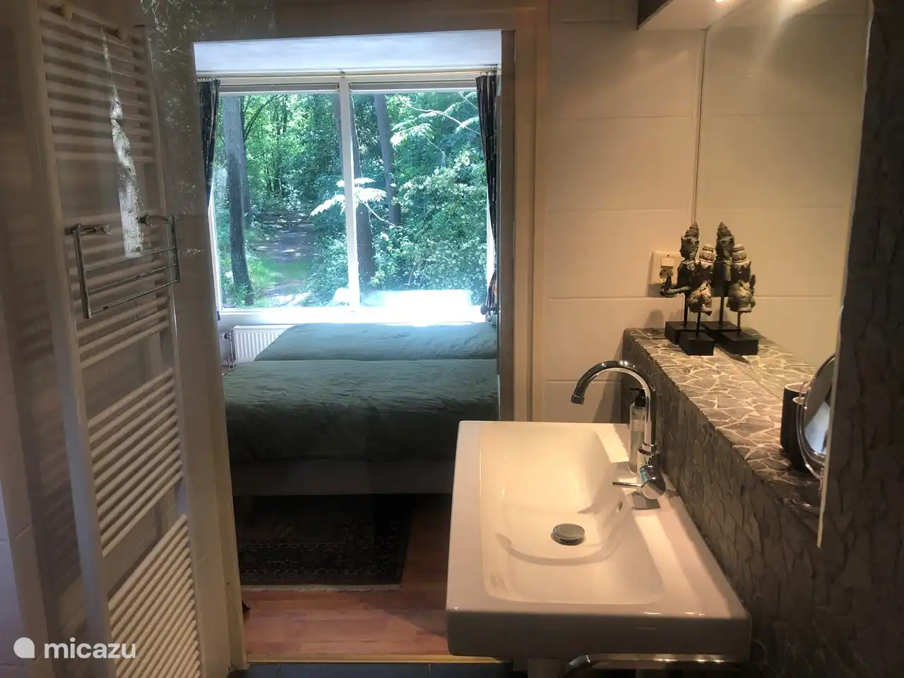 Badkamer aansluitend op de slaapkamer boven