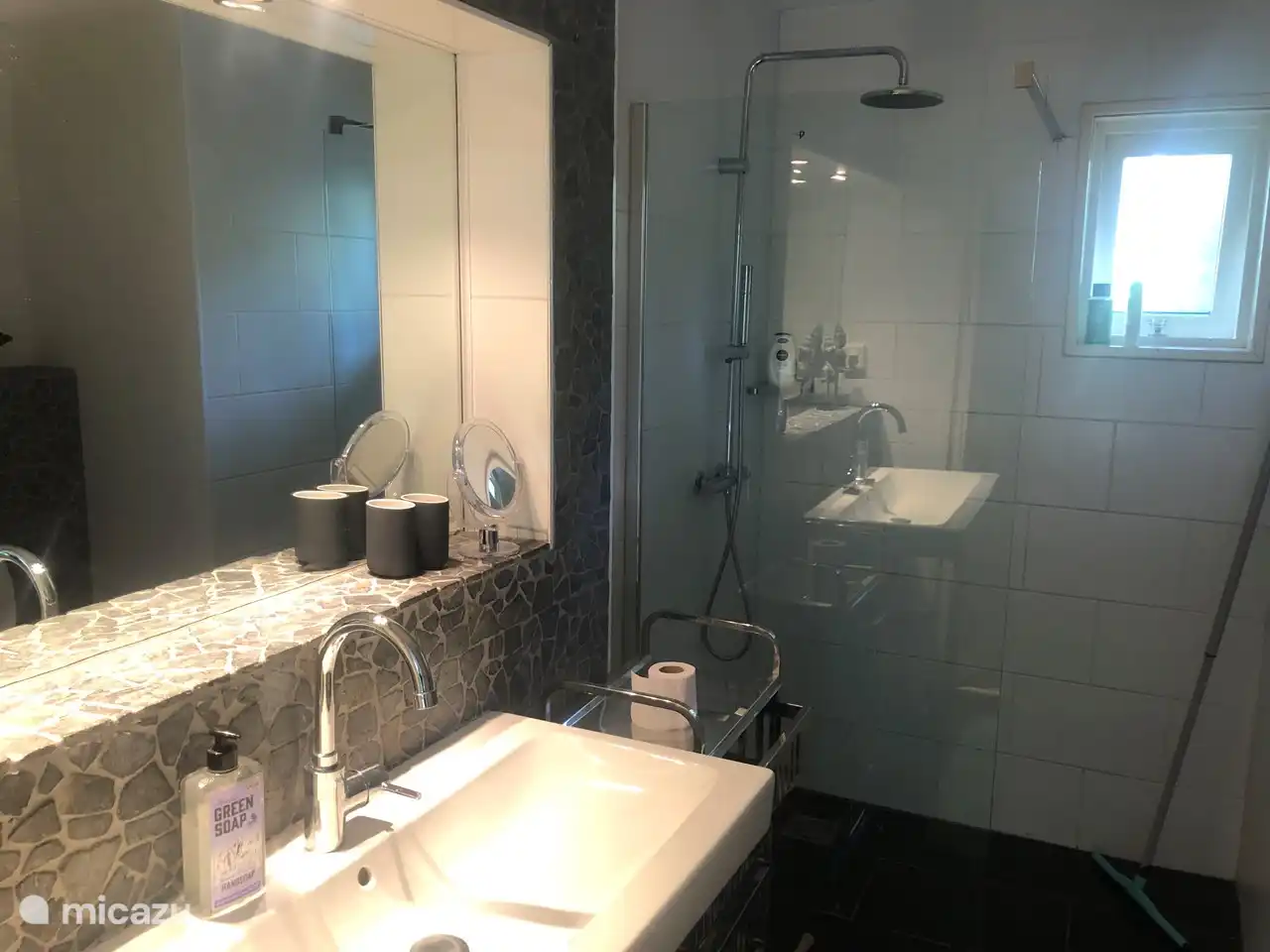 Badkamer met inloopdouche en toilet