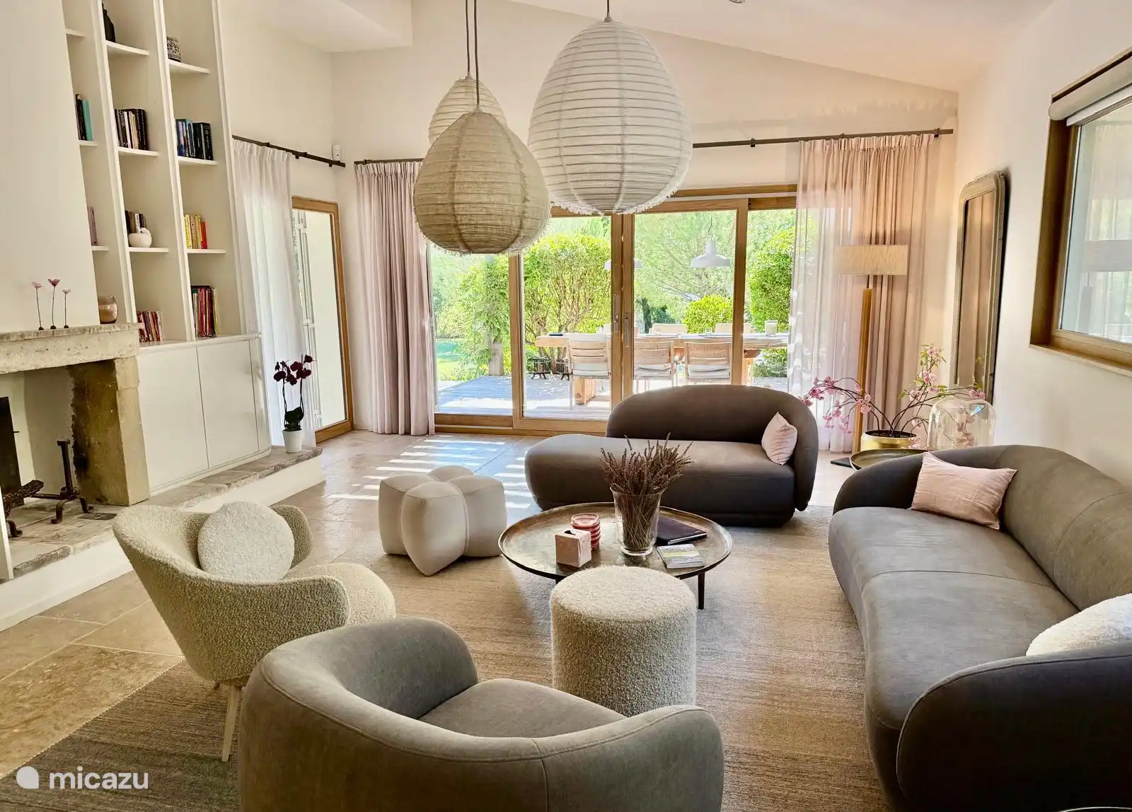 Großzügige Sitzecke mit Bibliothek und Schiebetüren zur Terrasse