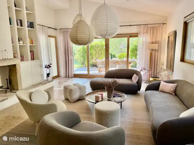 Villa des Roches | France, Vaucluse, Apt - villa Coin salon spacieux avec bibliothèque et portes coulissantes donnant sur la terrasse