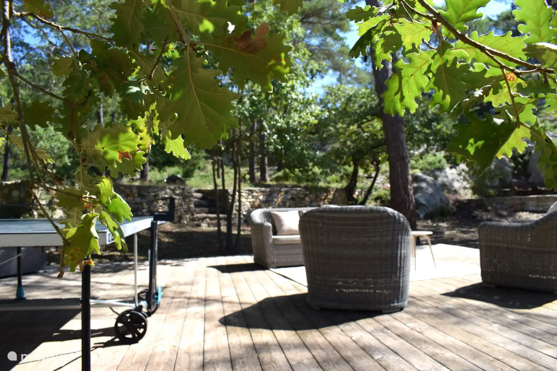 Terrasse mit Tischtennisplatte und Liegestühlen