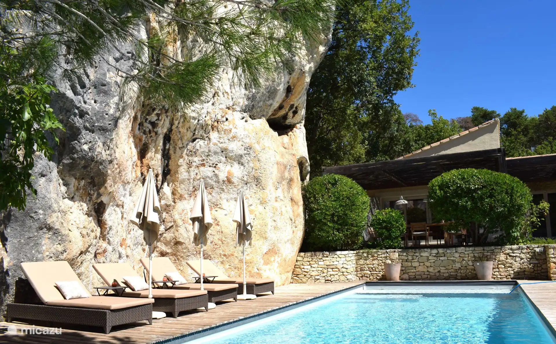 Genießen Sie die Sonnenliegen neben dem beheizten Pool 