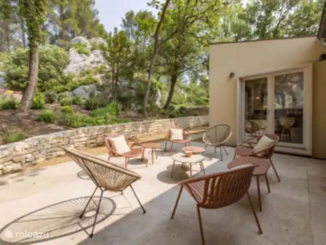 Villa des Roches | France, Vaucluse, Apt - villa Terrasse derrière la maison avec vue fantastique sur les rochers et la nature de la terrasse marocaine