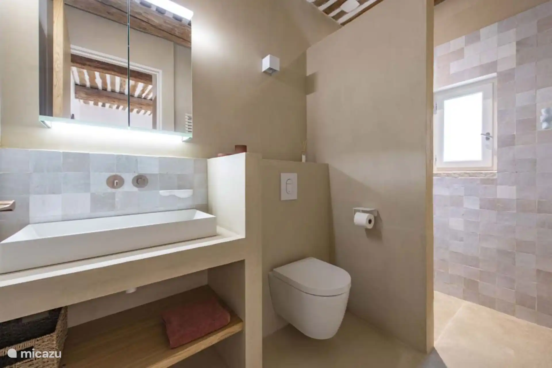 Ensuite Badezimmer in Schlafzimmer 3 mit Regendusche, Waschbecken und WC