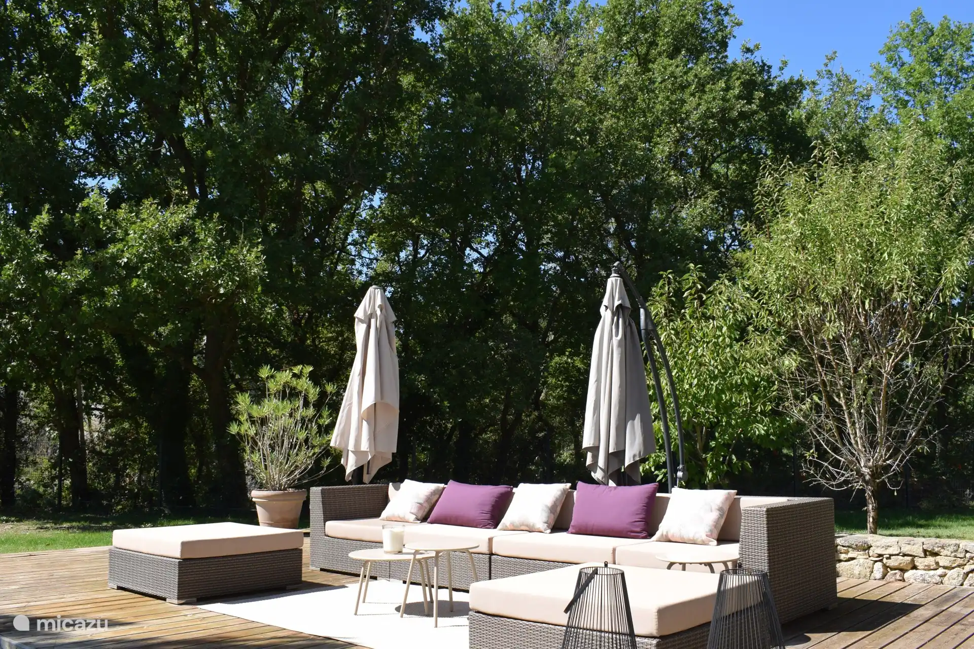 Sonnenterrasse mit schönem Blick auf das Blumenfeld