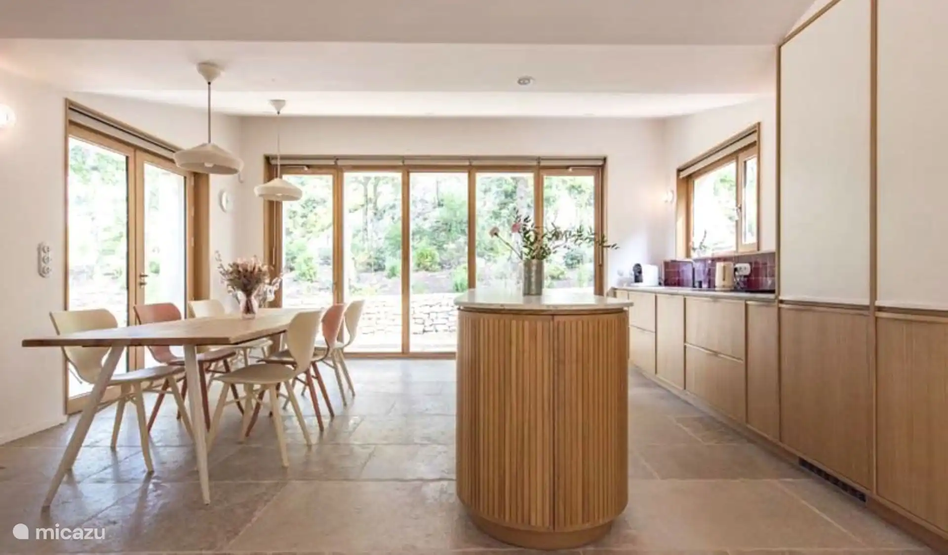 Küche mit Blick auf den Garten