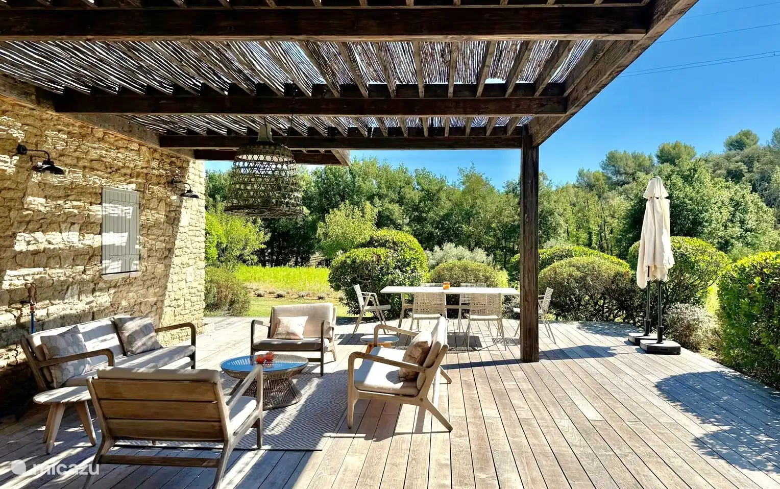 Terrasse mit Blick auf das Blumenfeld und den Pool