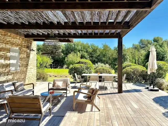 Villa des Roches | France, Vaucluse, Apt - villa Terrasse avec vue sur le champ de fleurs et la piscine