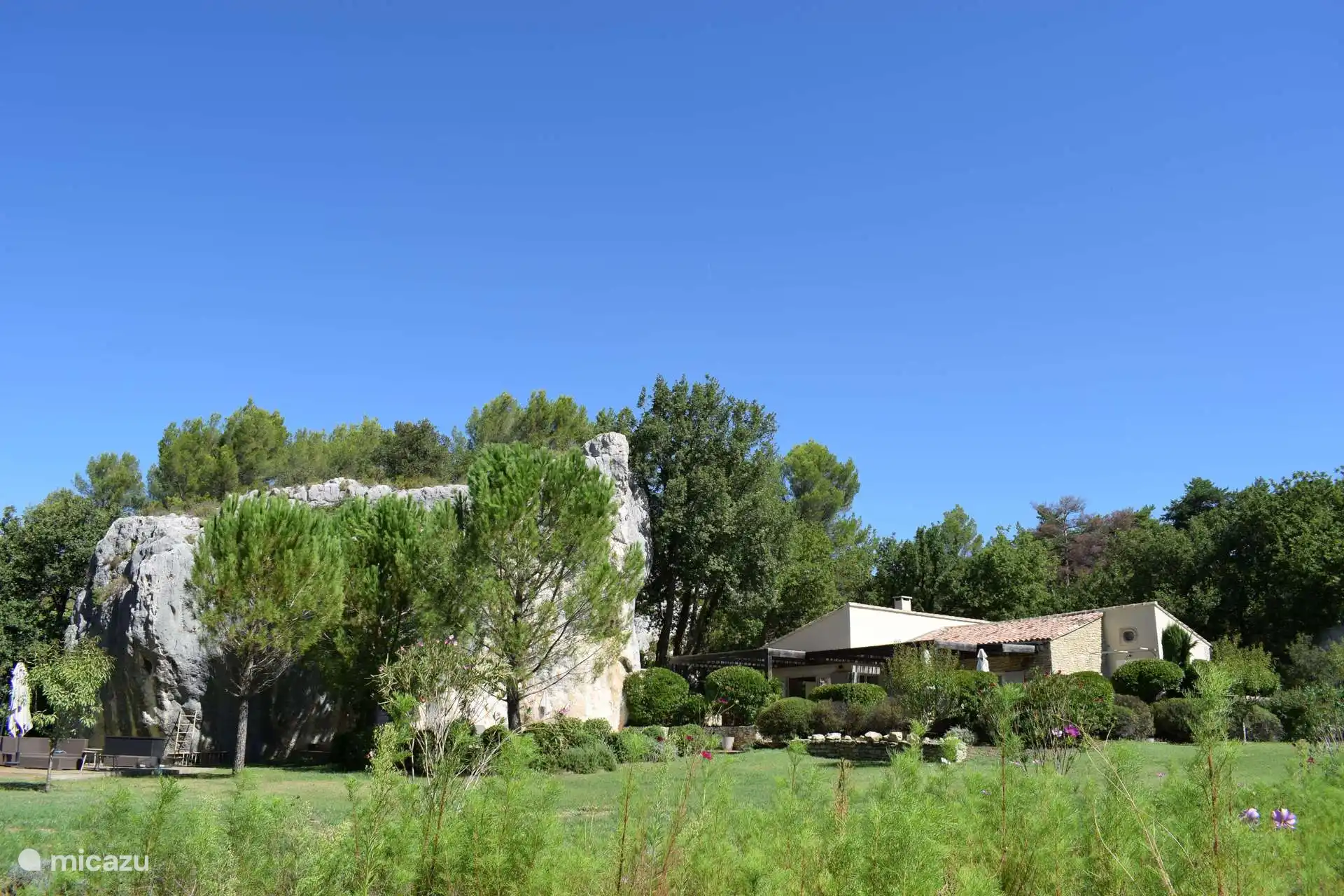 Villa des Rocs aus dem Blumenfeld