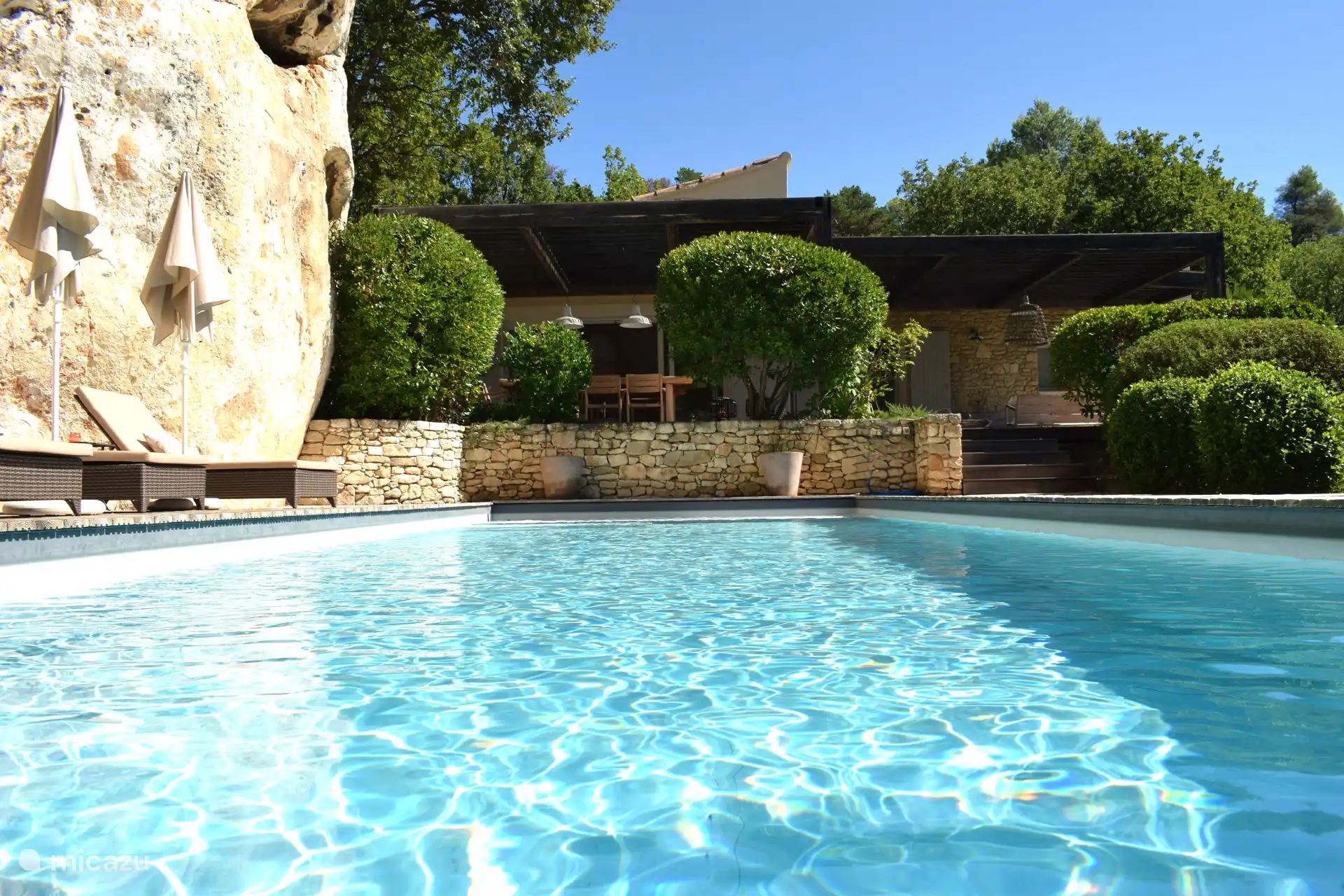 Das beheizte Schwimmbad ist 12 x 4 Meter groß