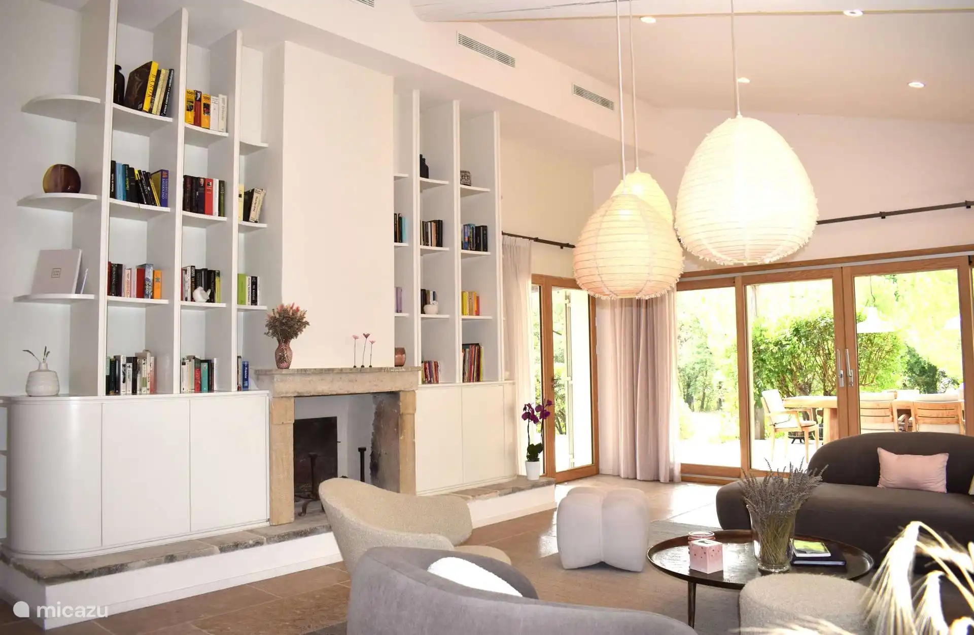 Bibliothek mit Kamin